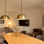 Stunning Premium Flat With Private Rooftop