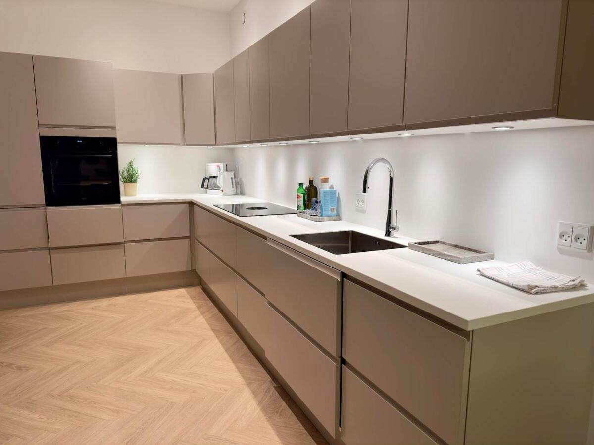 Stunning Premium Flat With Private Rooftop Apartment *
