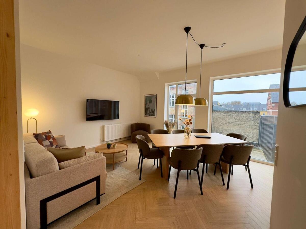 Stunning Premium Flat With Private Rooftop *