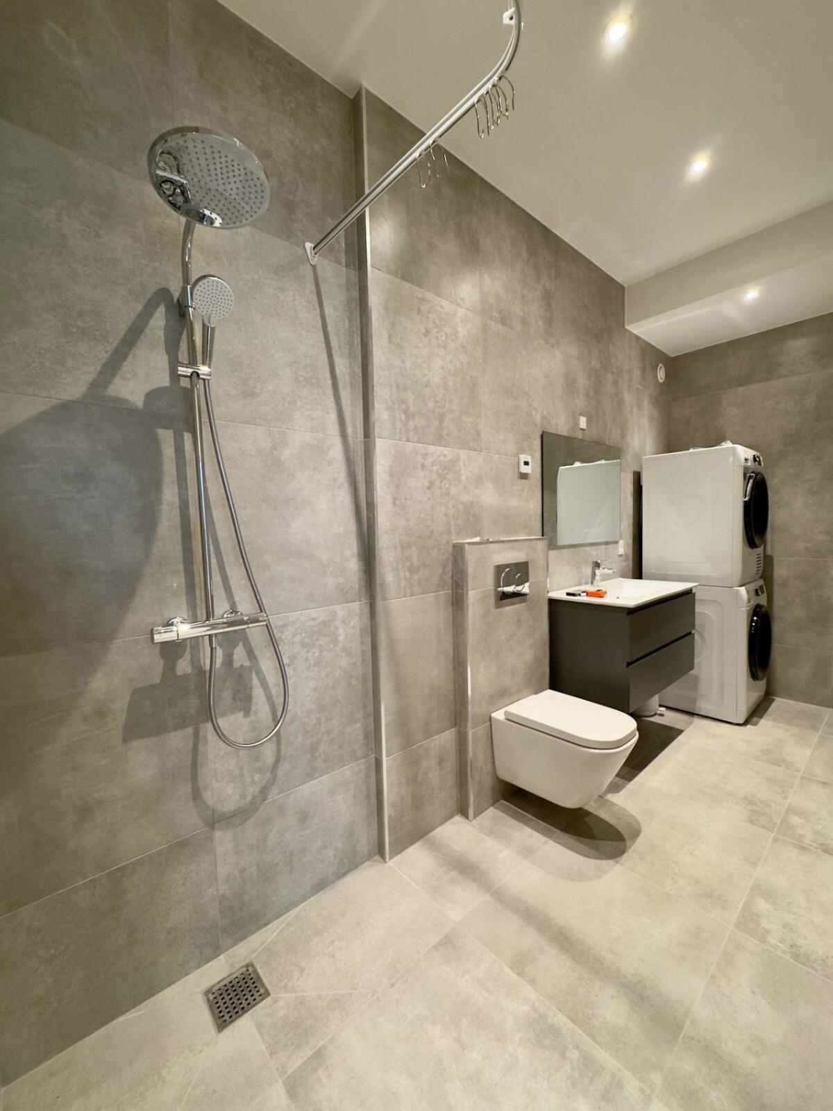 Stunning Premium Flat With Private Rooftop Apartment