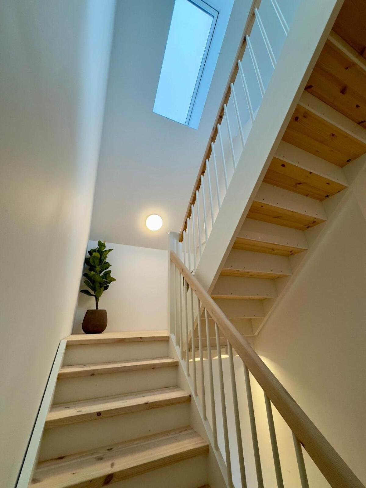 Stunning Premium Flat With Private Rooftop Apartment *